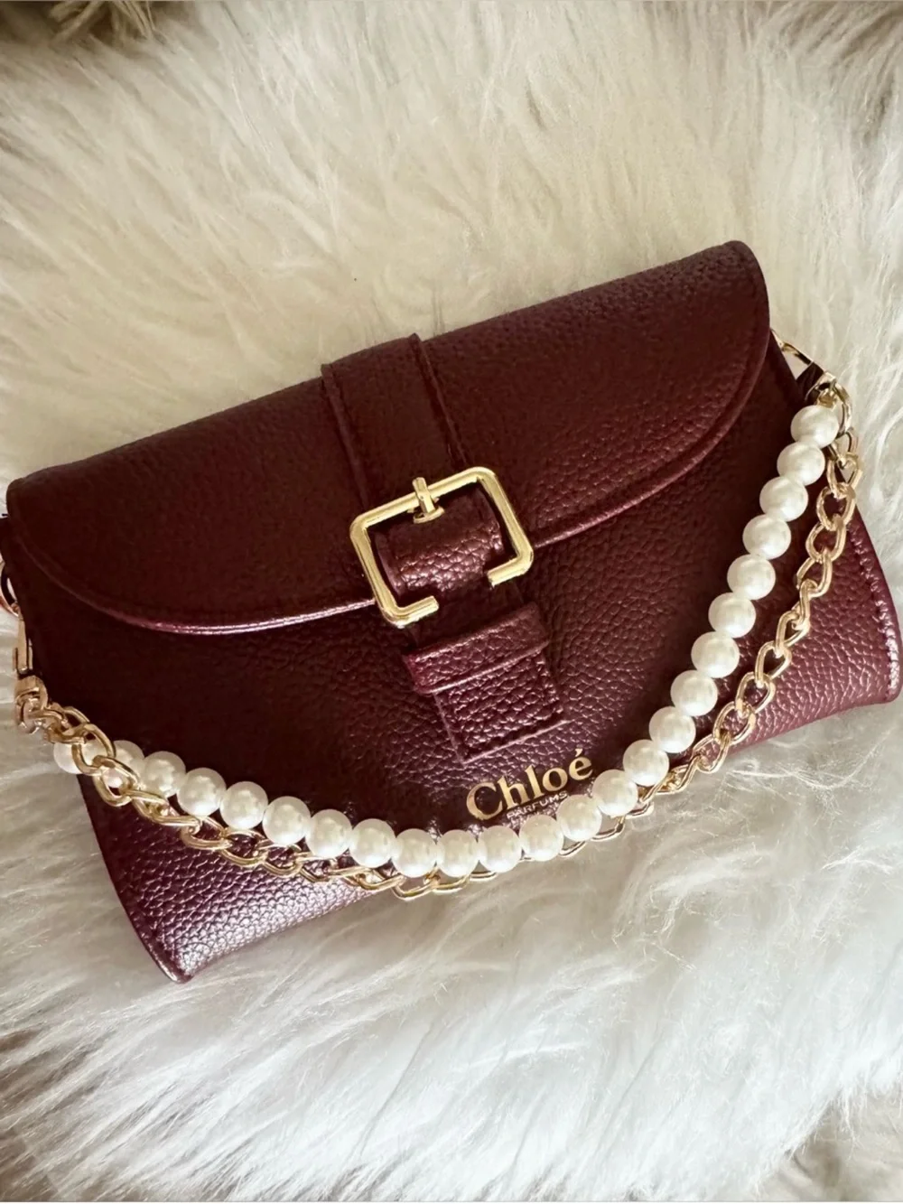 Chloé Parfums Burgundy Small clutch with Gold Buckle and pearl chain - Picture 2 of 5